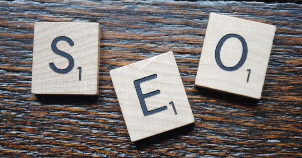 検索意図を分析しているブロガーのイメージ。検索キーワードの背後にある読者の目的を探る様子。