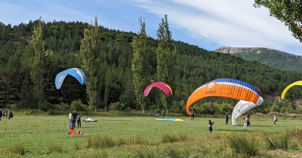 ブログ立ち上げ前の準備チェックリストを確認する人物のイラスト