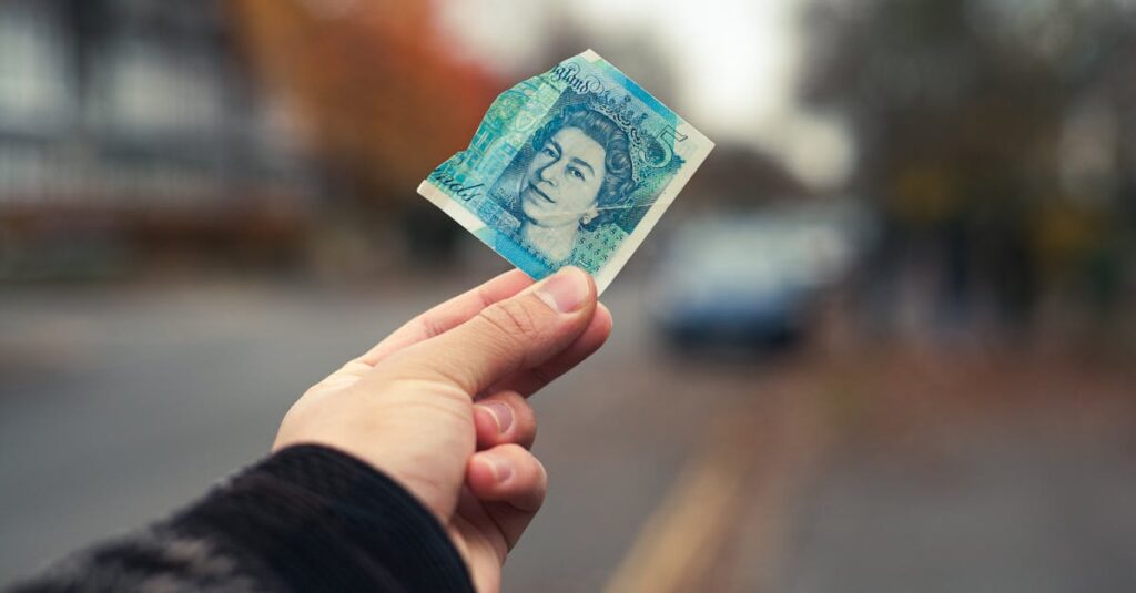 noteの収益化モデルを説明する図。記事販売やマガジン購読、プレミアム機能など複数の収益経路を示す。