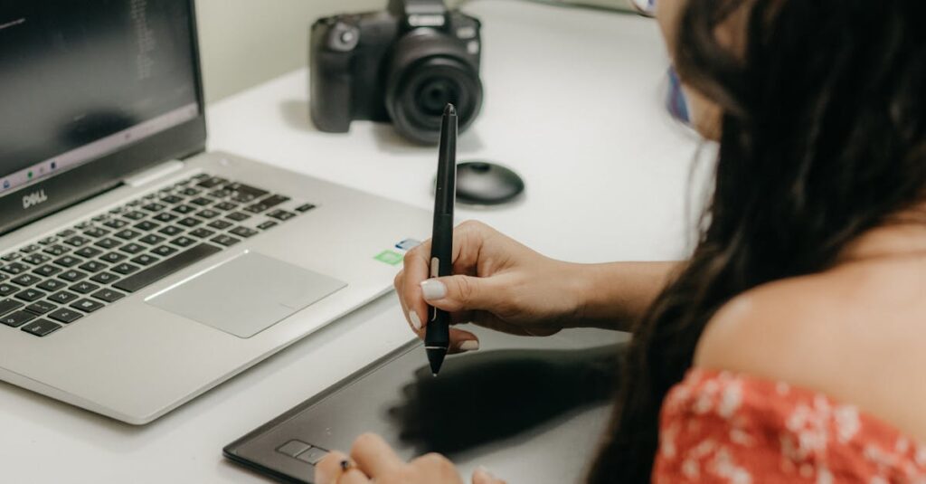 noteの有料記事を執筆している様子をイメージしたノートパソコンの画像