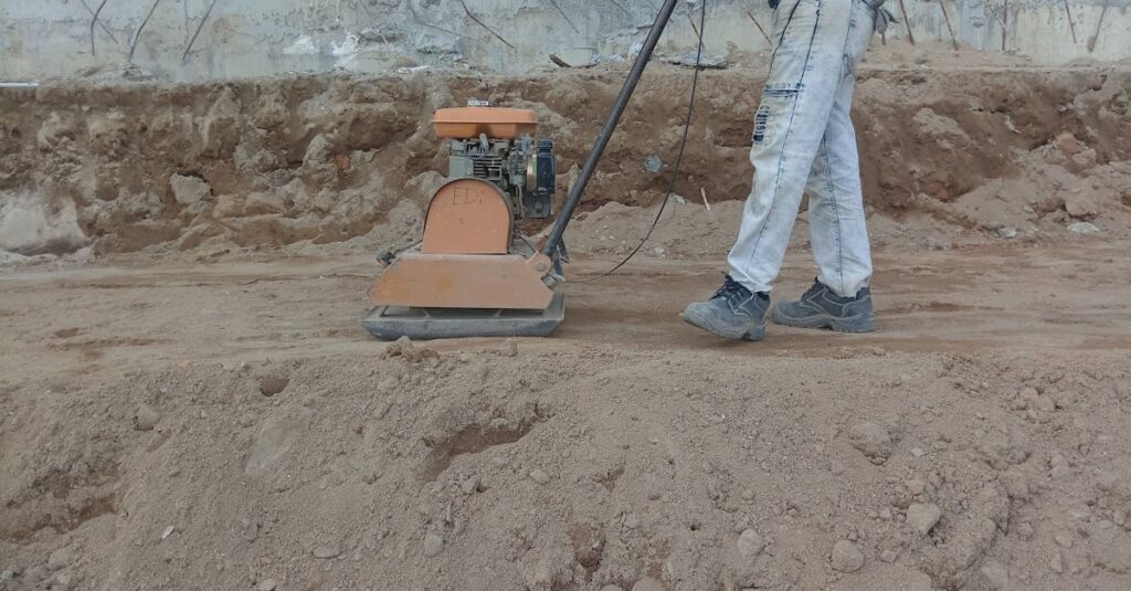 初心者が副業を始める前に行う5つの準備ステップを図解したイメージ。目的設定や環境整備などのプロセスを視覚化。