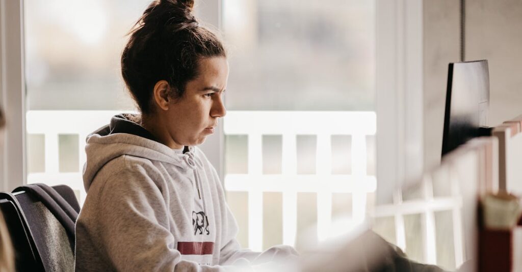 リモートワーク中に副業ブログを始める会社員の様子を描いたイメージ