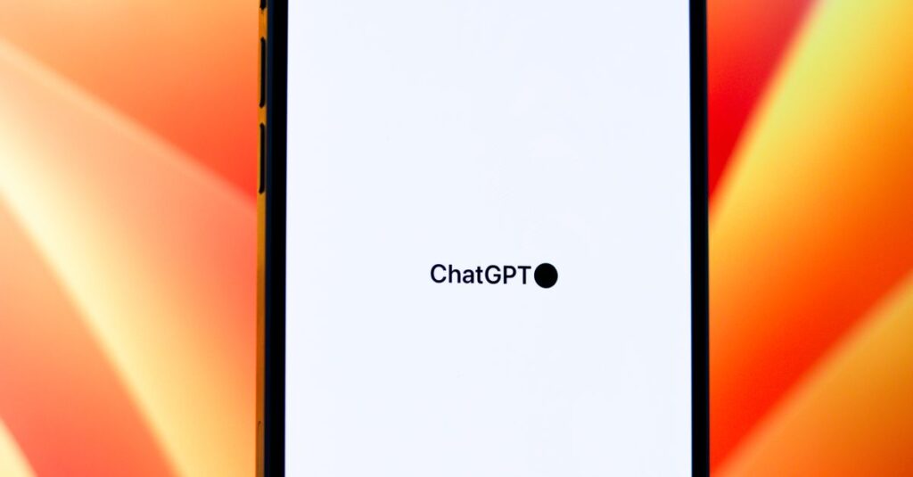 ChatGPTを活用して副業で稼ぐ人々の成功体験を紹介するイメージ。多様な働き方と成功の共通点を描いている。