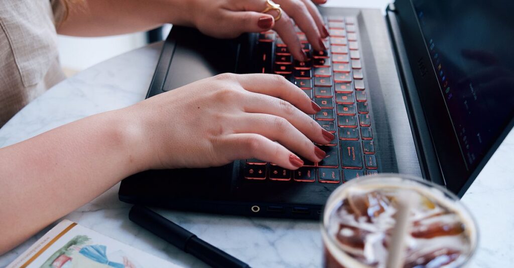 noteの有料記事を執筆している様子をイメージしたノートパソコンの画像