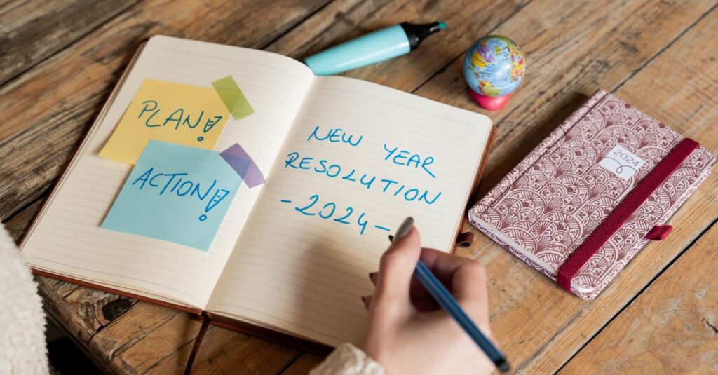 副業を始める前にノートやパソコンで目的や目標金額を整理している初心者の様子を表したイメージ