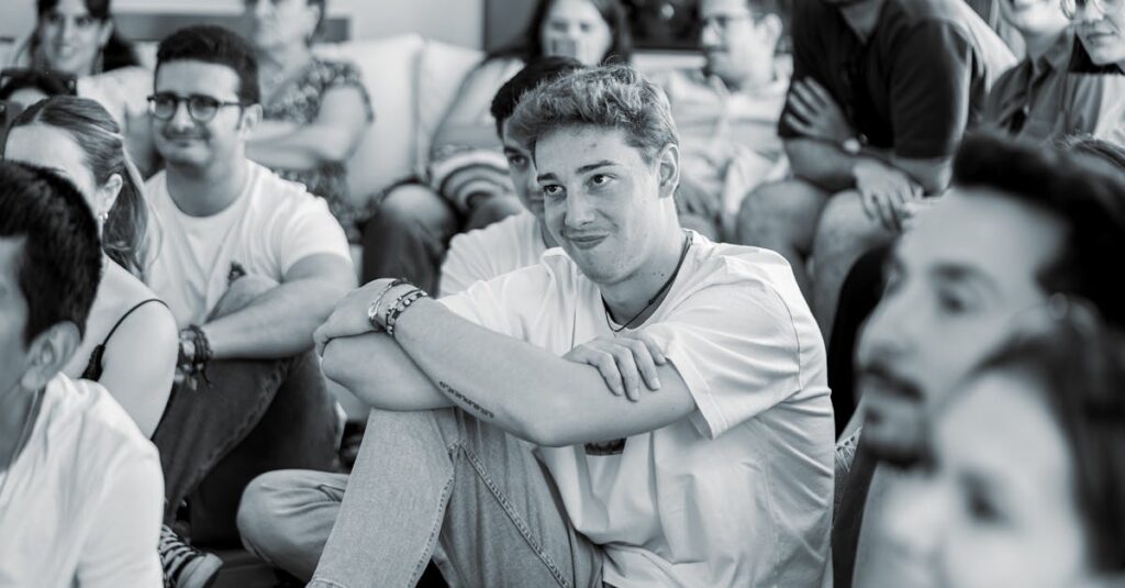 ブログ立ち上げ前の準備チェックリストを確認する人物のイラスト