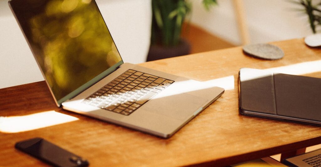 ブログ運営を仕組み化して習慣化し、自然に書き続けられる環境を整えるブロガーのイメージ。行動の自動化と継続力を象徴するビジュアル。