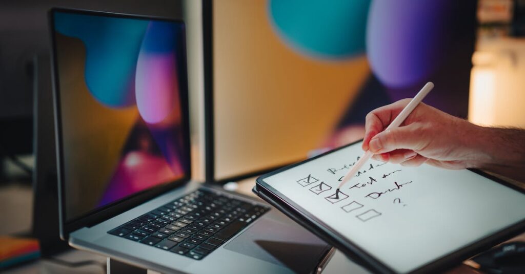 副業を始めるためのチェックリストを確認しながらノートパソコンで作業する人物。今日から一歩を踏み出す行動を象徴するイメージ。