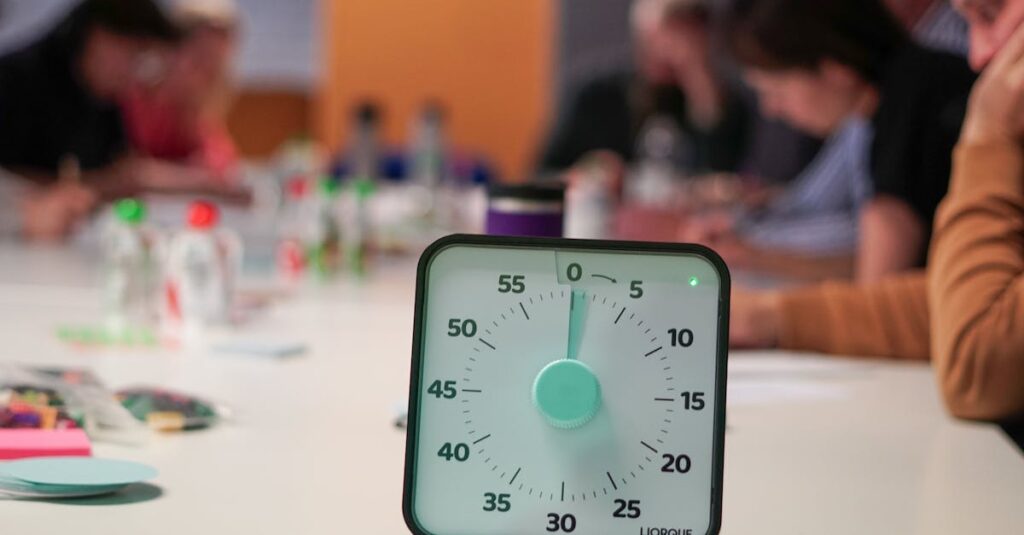 ブログを書く時間をうまく確保し、優先順位を見直して継続的に執筆するブロガーのイメージ。時間管理と集中を象徴するビジュアル。