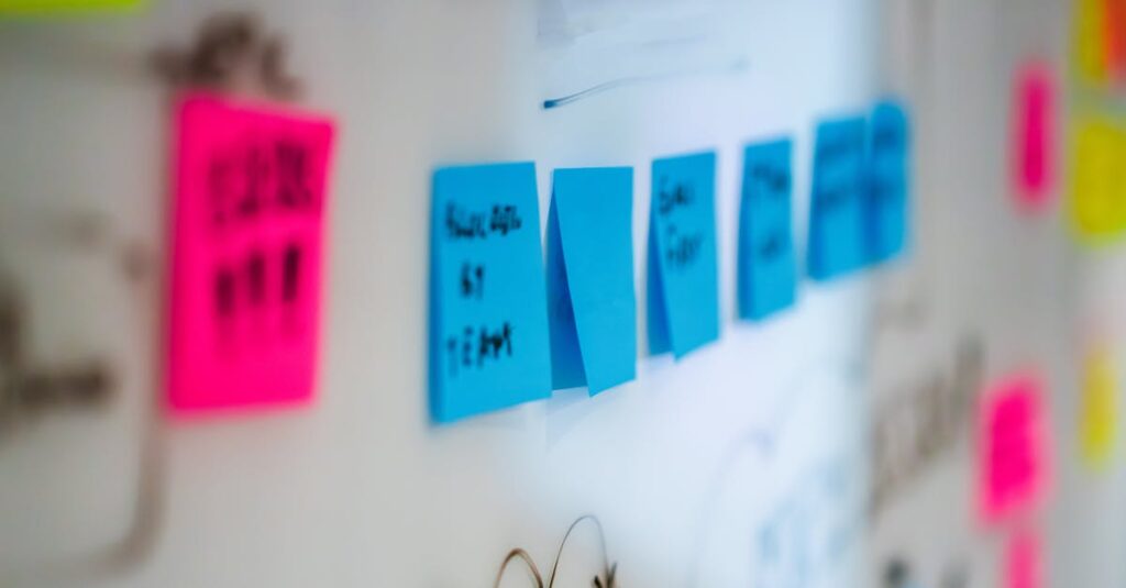 ブログのネタを見つけるために日常の気づきを活かし、情報アンテナを高めているブロガーのイメージ。発想と視点の転換を象徴するビジュアル。