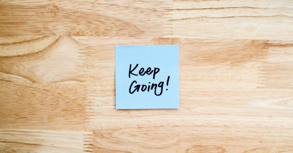 noteで副業を成功させている人たちの習慣を象徴するイメージ。計画、分析、執筆、SNS発信、読者交流の5つの行動を描く。