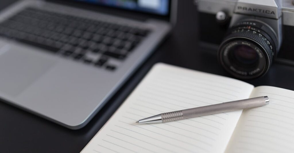 ブログ立ち上げ前の準備チェックリストを確認する人物のイラスト