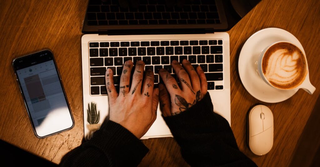 副業初心者がノートとパソコンを使ってリスクを抑えながら計画を立てている安心感のあるイメージ