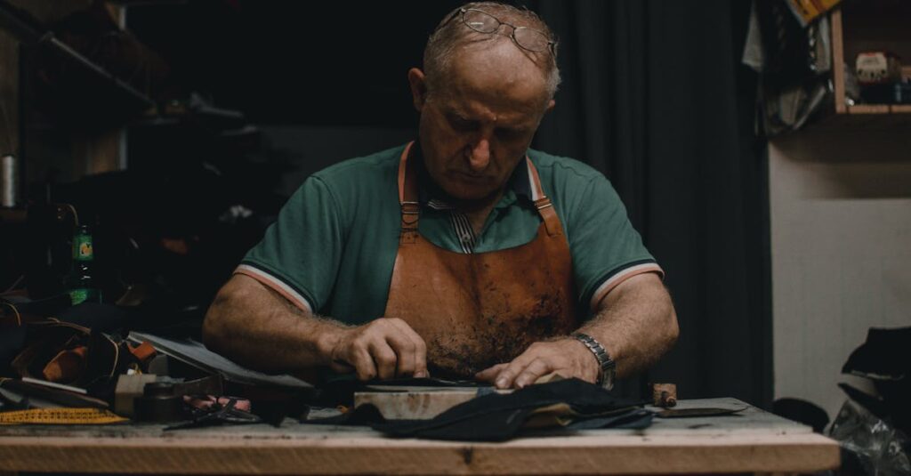 副業を始める人がパソコンを見ながら将来設計をしているイメージ。2026年の副業ブームと自己投資の重要性を象徴するビジュアル。