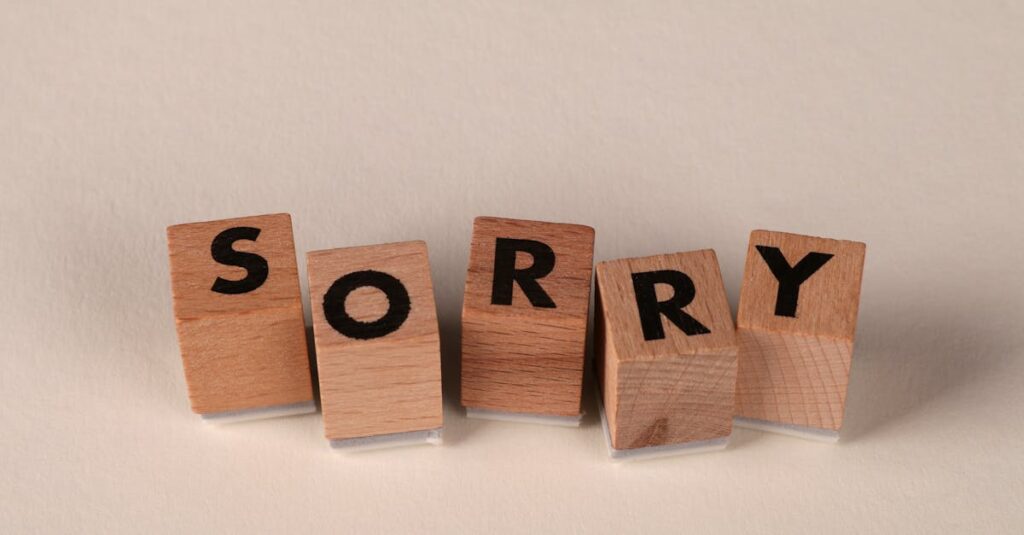 アフィリエイト初心者がよくある失敗を振り返り、改善点をメモしている様子