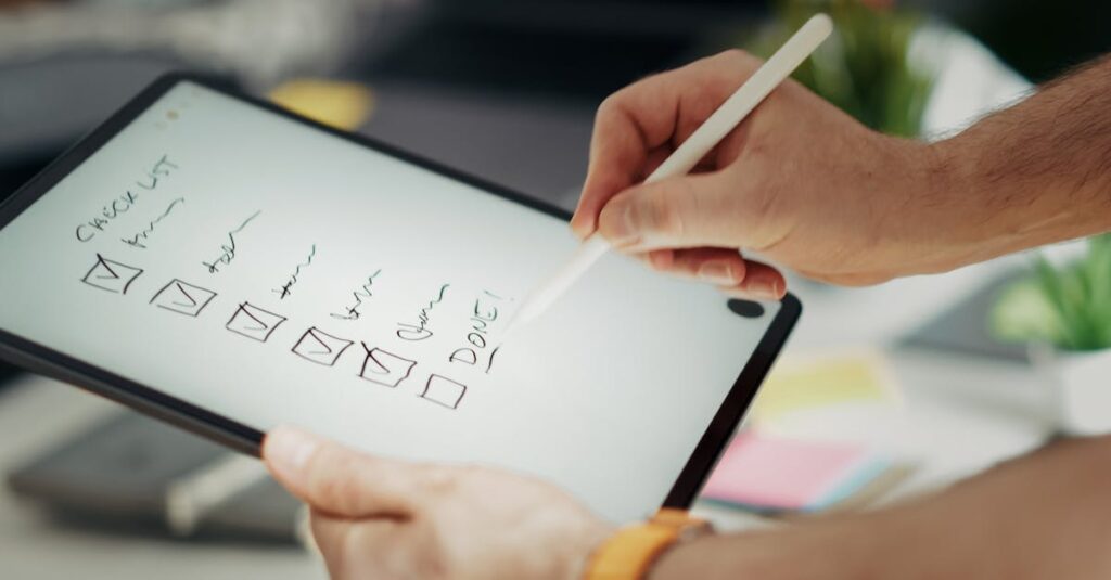 改善アクションプランをノートに整理している様子