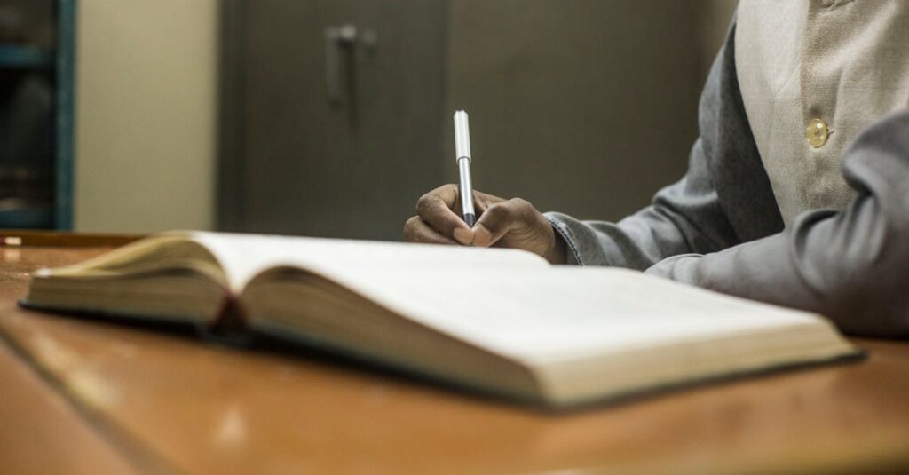 note副業の成功までのステップを示すロードマップ図。企画、執筆、発信、分析、継続の5段階を表す。