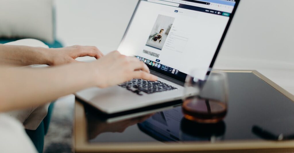 ブログ執筆で完璧主義を手放し、行動重視で更新を続ける姿を象徴するイメージ。改善を繰り返して成長するブロガーのビジュアル。