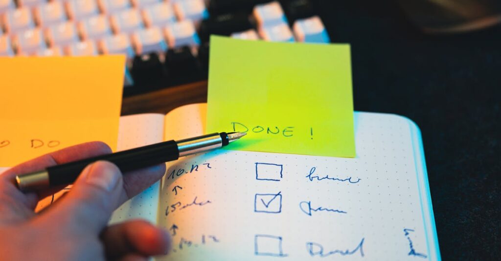 noteで副業を成功させている人たちの習慣を象徴するイメージ。計画、分析、執筆、SNS発信、読者交流の5つの行動を描く。
