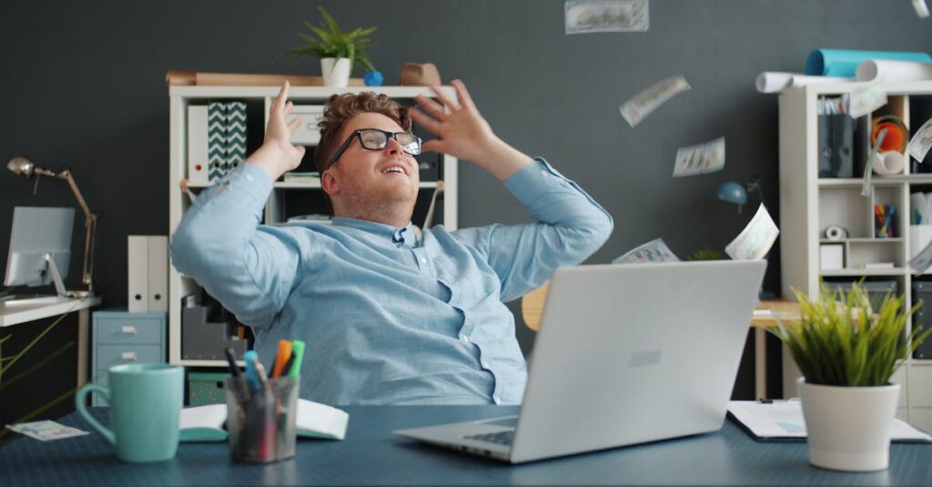 副業でありがちな失敗と落とし穴を避ける方法を示したイメージ。詐欺対策やモチベーション維持、バレ対策を視覚的に表現。