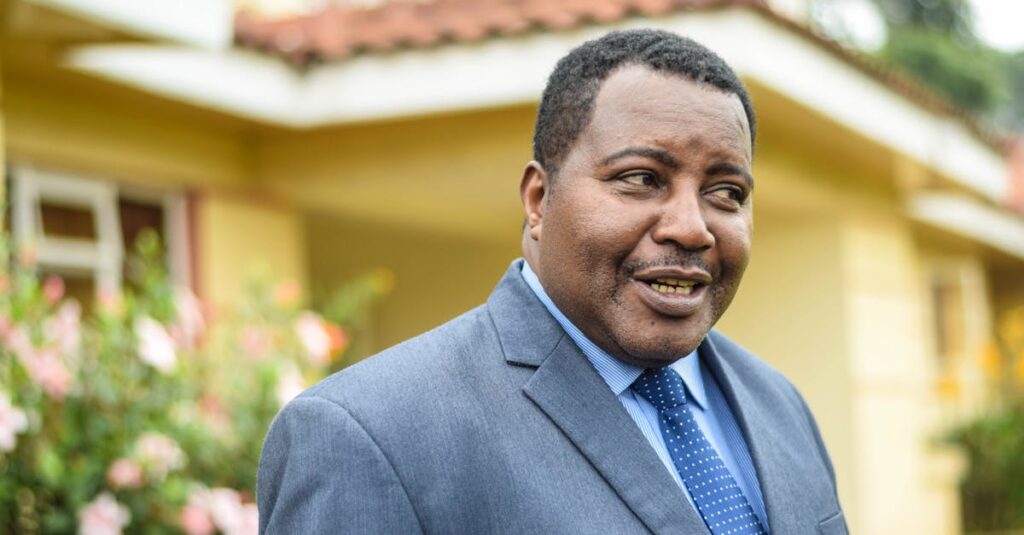 noteで副業を成功させた個人が、自分の発信力で未来を切り開いていく様子を描くイメージ。