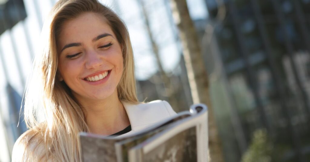 読者満足を意識して記事を作成する様子。SEOよりも読者体験を重視しているブロガーのイメージ。