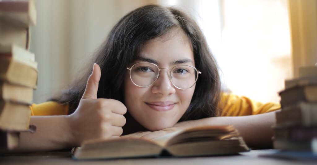 読者満足を意識して記事を作成する様子。SEOよりも読者体験を重視しているブロガーのイメージ。