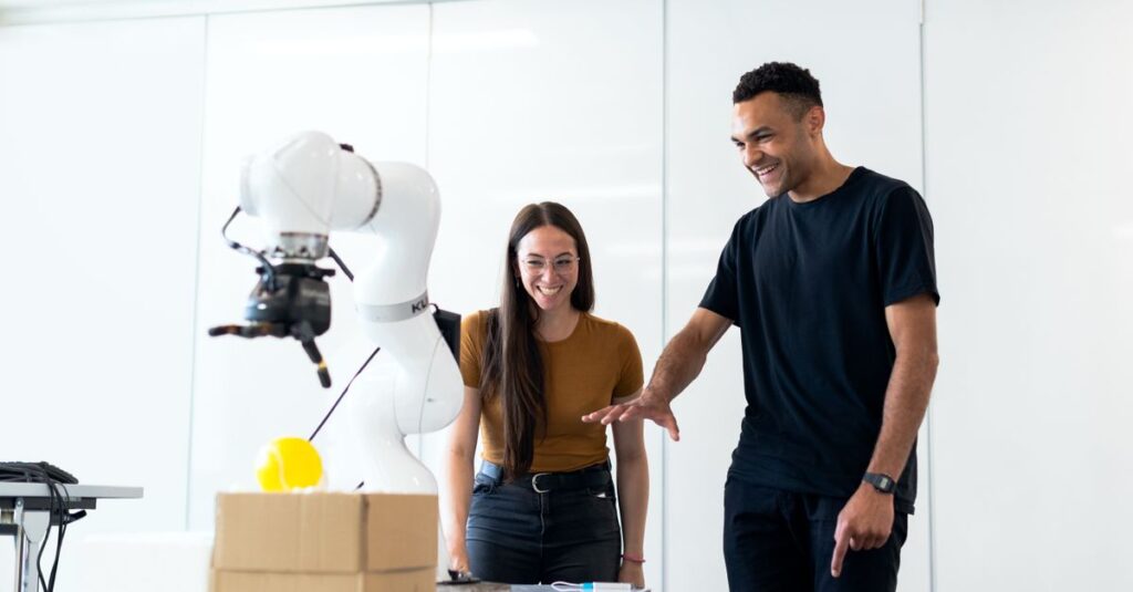 将来の働き方におけるAIの役割を示すビジュアル、パソコンとAIが共同作業する様子