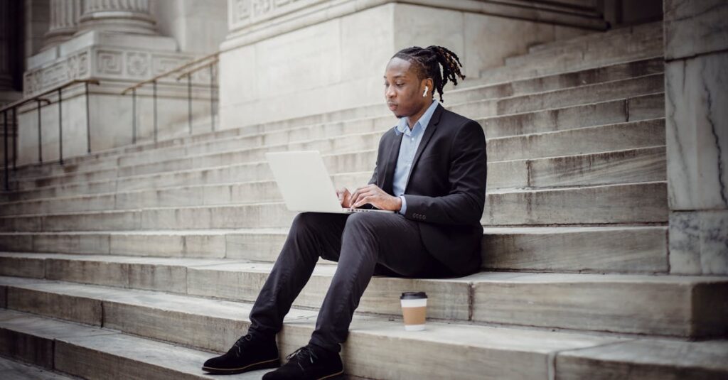 副業初心者が目標設定からスキル習得まで3ステップで成長していくロードマップを示す図。計画的な実践を象徴するイメージ。