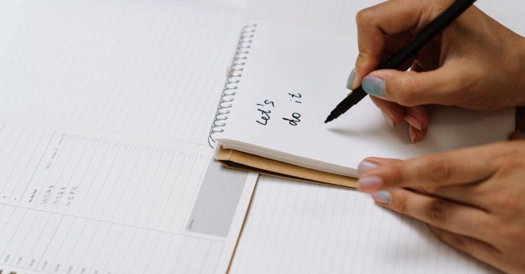 日常生活からnoteのネタを見つけるためのメモや観察シーンをイメージしたイラスト