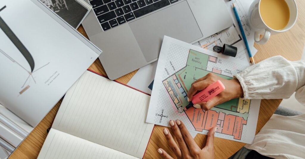 副業を始めるためのチェックリストを確認しながらノートパソコンで作業する人物。今日から一歩を踏み出す行動を象徴するイメージ。