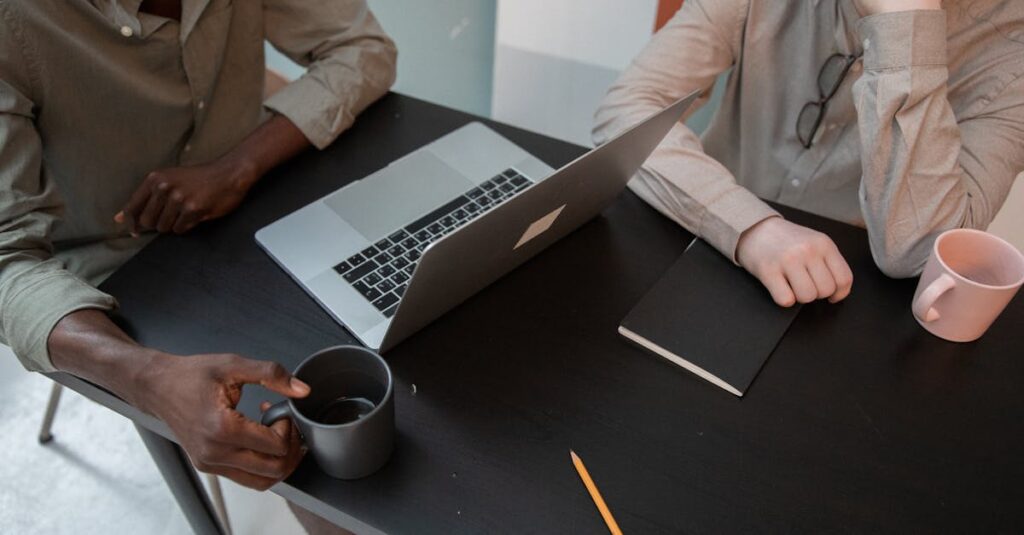 ブログテーマ選定ワークシートを使用してテーマを比較する様子の図解