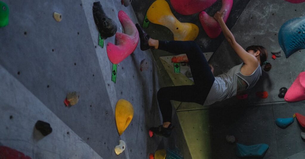 副業初心者がノートとパソコンを使ってリスクを抑えながら計画を立てている安心感のあるイメージ