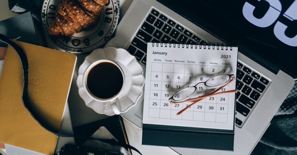 副業を日常の習慣として無理なく継続し、少しずつ成果を積み上げている様子のイメージ