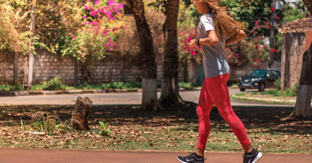 副業を日常の習慣として無理なく継続し、少しずつ成果を積み上げている様子のイメージ