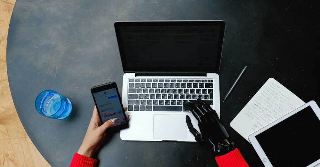 AI副業を始めるために必要な道具やツールの一覧、ノートPC、スマホ、ChatGPTの画面などが並ぶ