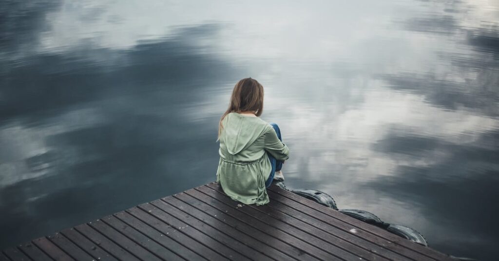 ブログの反応が少なくても孤独に負けずに発信を続けるブロガーのイメージ。読者の静かな共感と承認欲求のバランスを象徴するビジュアル。