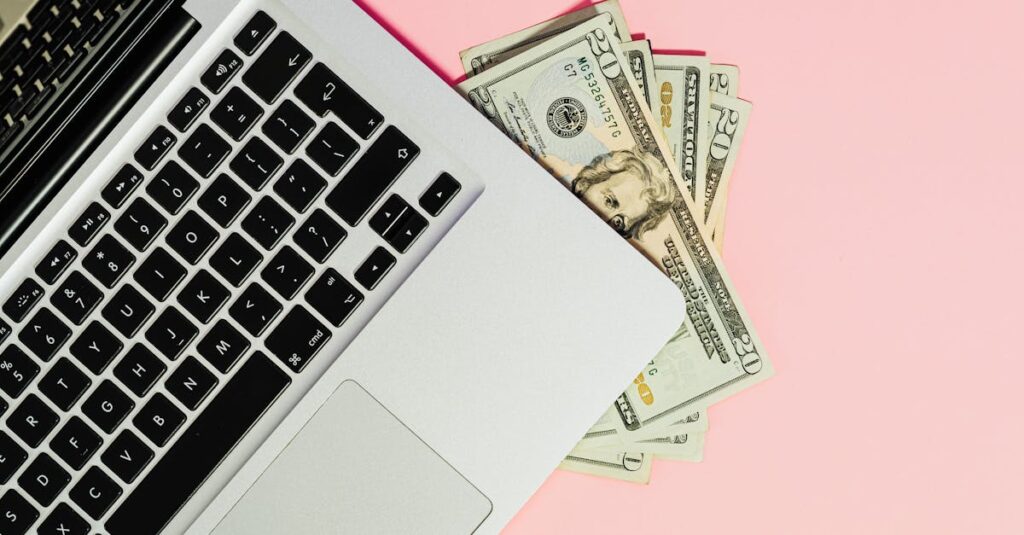 初心者でも月5万円を狙える副業実例集を表したビジュアル。スマホ副業からスキル系、資産型まで幅広い働き方を象徴するイメージ。