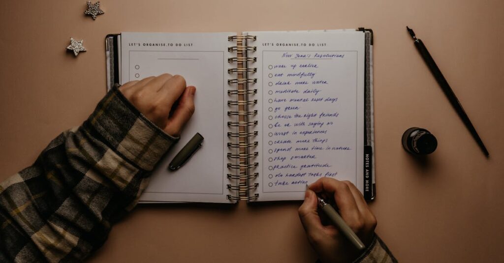 副業を始める前にノートやパソコンで目的や目標金額を整理している初心者の様子を表したイメージ