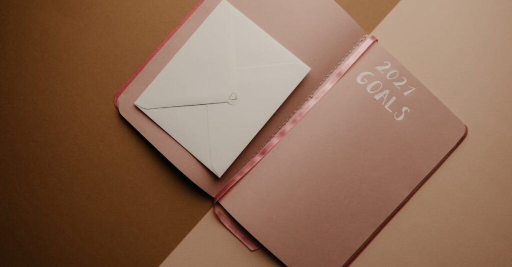 副業を始める前にノートやパソコンで目的や目標金額を整理している初心者の様子を表したイメージ