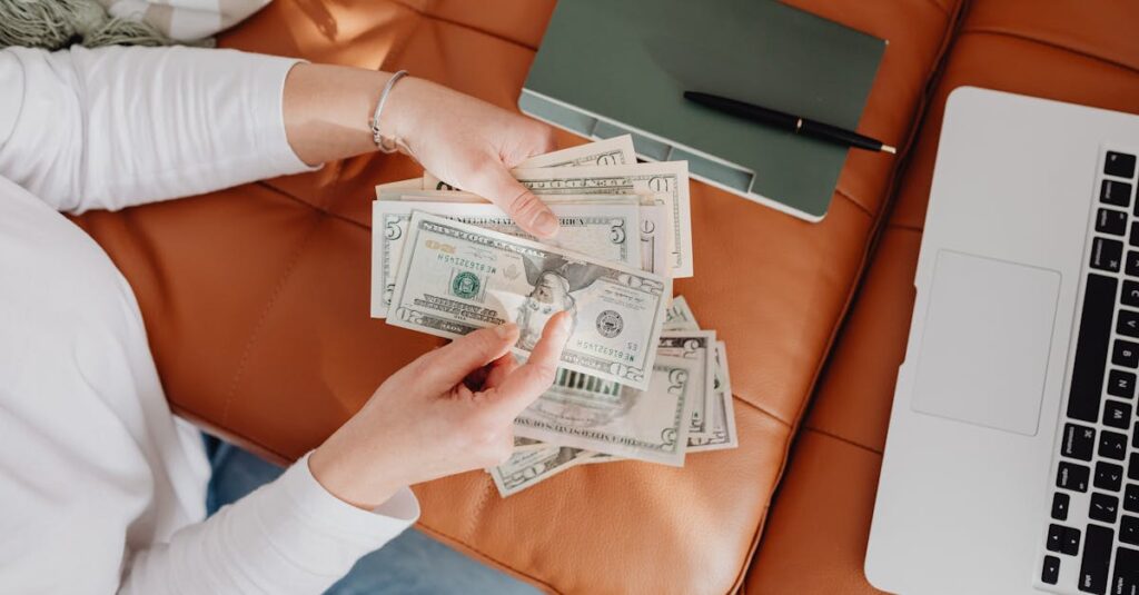 AIを活用して初めて1円を稼いだ感動の瞬間を描いたイメージ、画面に「¥1」の表示がある