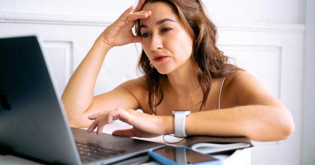 アフィリエイト初心者がよくある失敗を振り返り、改善点をメモしている様子