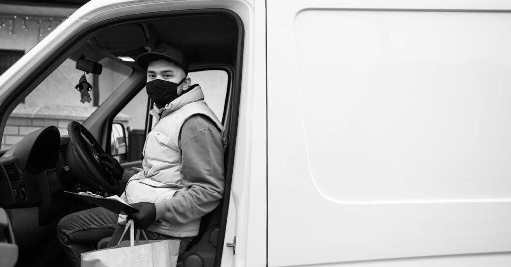 ChatGPTを活用した副業の種類をイメージした図。ライティングやSNS運用、翻訳、スクリプト作成など幅広い仕事の可能性を示している。