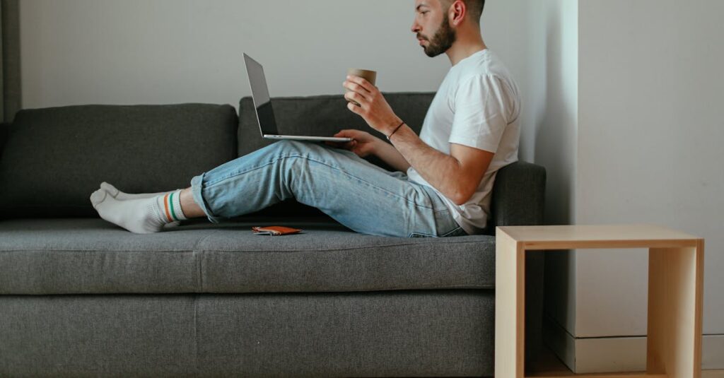 リモートワーク中に副業ブログを始める会社員の様子を描いたイメージ