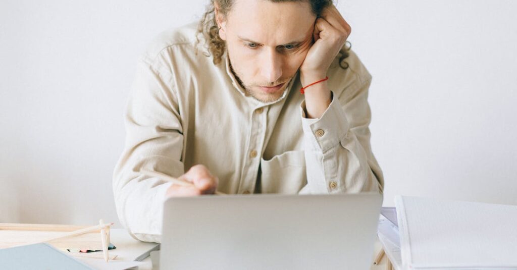 PVが伸びない原因としての心理的落とし穴を表現する悩むブロガーのイラスト