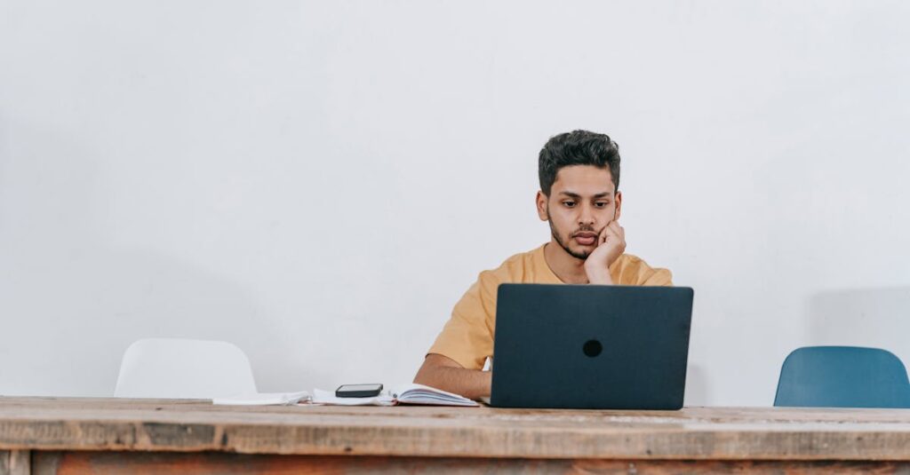 副業初心者が失敗してしまう根本的な原因を分析するイメージ画像。目的の曖昧さや情報の誤信、継続の仕組み不足などを象徴するビジュアル。