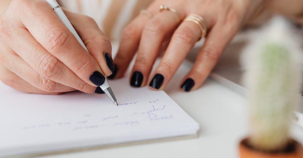 noteのプロフィール設定やサムネイル画像の作り方を解説するシーン