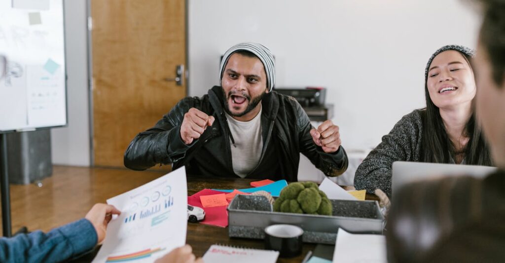 副業を始める人がパソコンを見ながら将来設計をしているイメージ。2026年の副業ブームと自己投資の重要性を象徴するビジュアル。