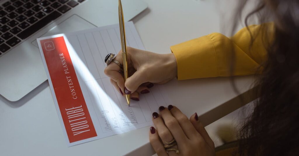 noteの有料記事の構成を戦略的に設計している様子を示す画像