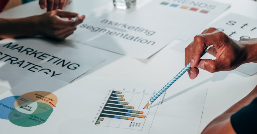 データに基づいてブログを分析・改善しているブロガーのイメージ。仮説検証のサイクルを示す図。